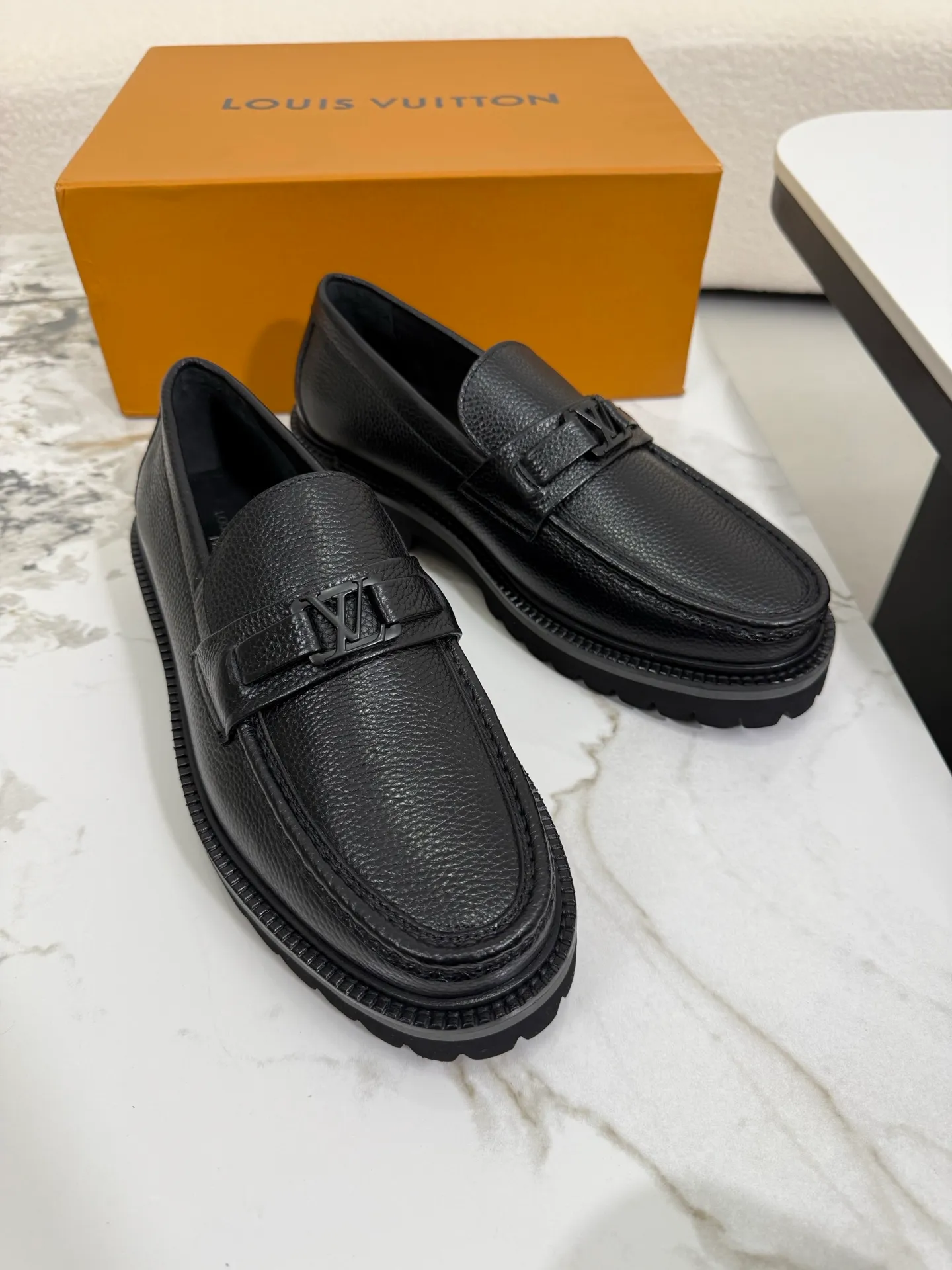 [L Family] Top P: 800💰 ▪️Size: 39-44 (38.45 custom-made) The top male god leather shoes Lv series are sold at the same time with original factory configuration, original cowhide fabric imported from Italy, soft and comfortable, imported water-dyed cow lining, soles: original ultra-light French foam outsole super comfortable, original factory with single goods 🔍🔍high quality, can be entered and exited at will, welcome to compare and synchronize.